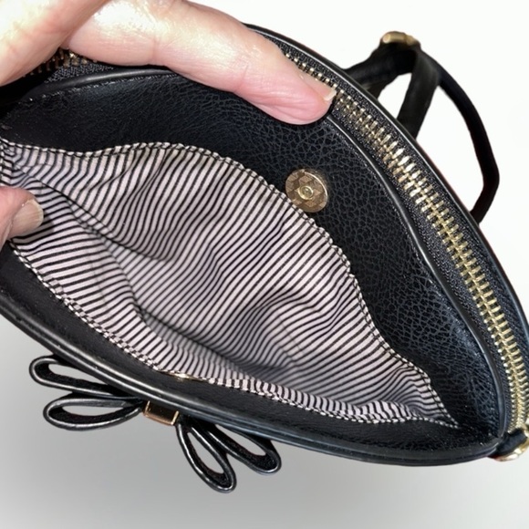 NEW Black faux leather bow crossbody shoulder bag gold hardware Adjustable strap - Picture 10 of 12